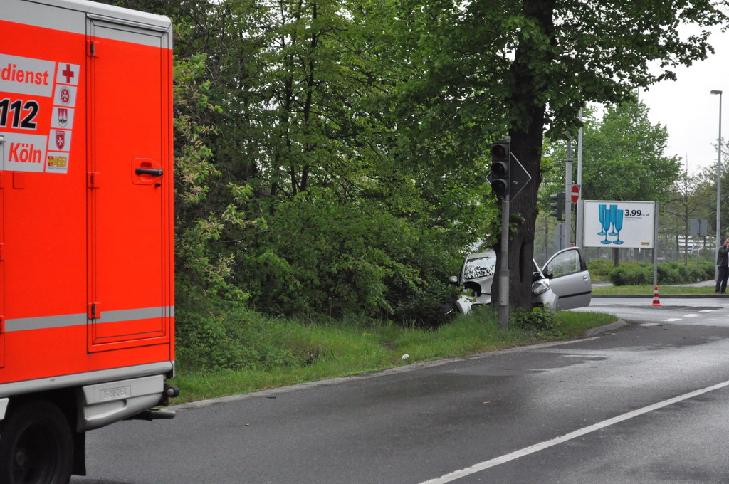 PKW gegen Baum Godorf Godorfer Hauptstr P08.JPG